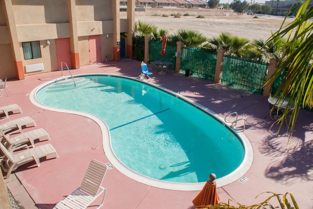 Super 8 By Wyndham Indio Ξενοδοχείο Εξωτερικό φωτογραφία