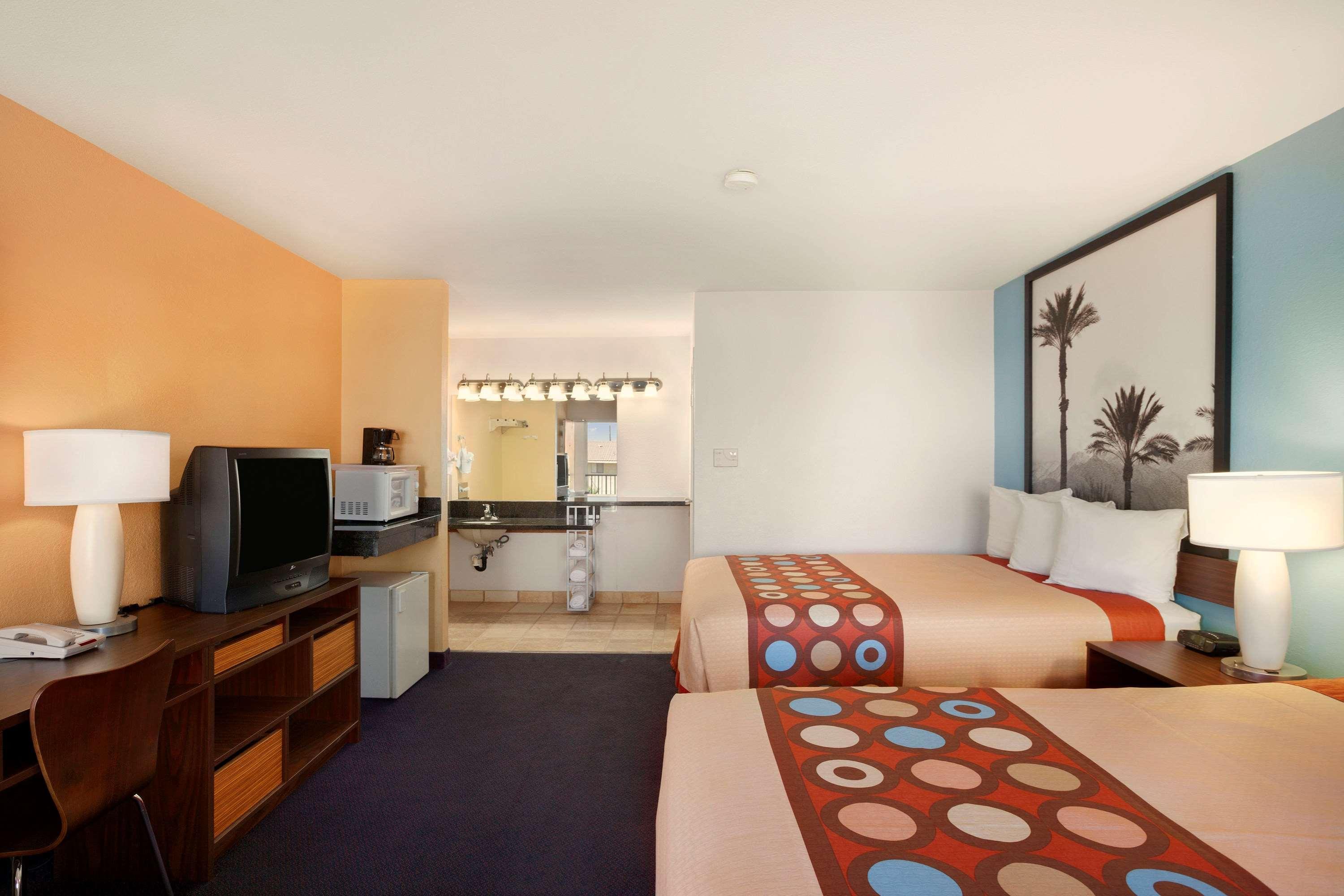 Super 8 By Wyndham Indio Ξενοδοχείο Εξωτερικό φωτογραφία