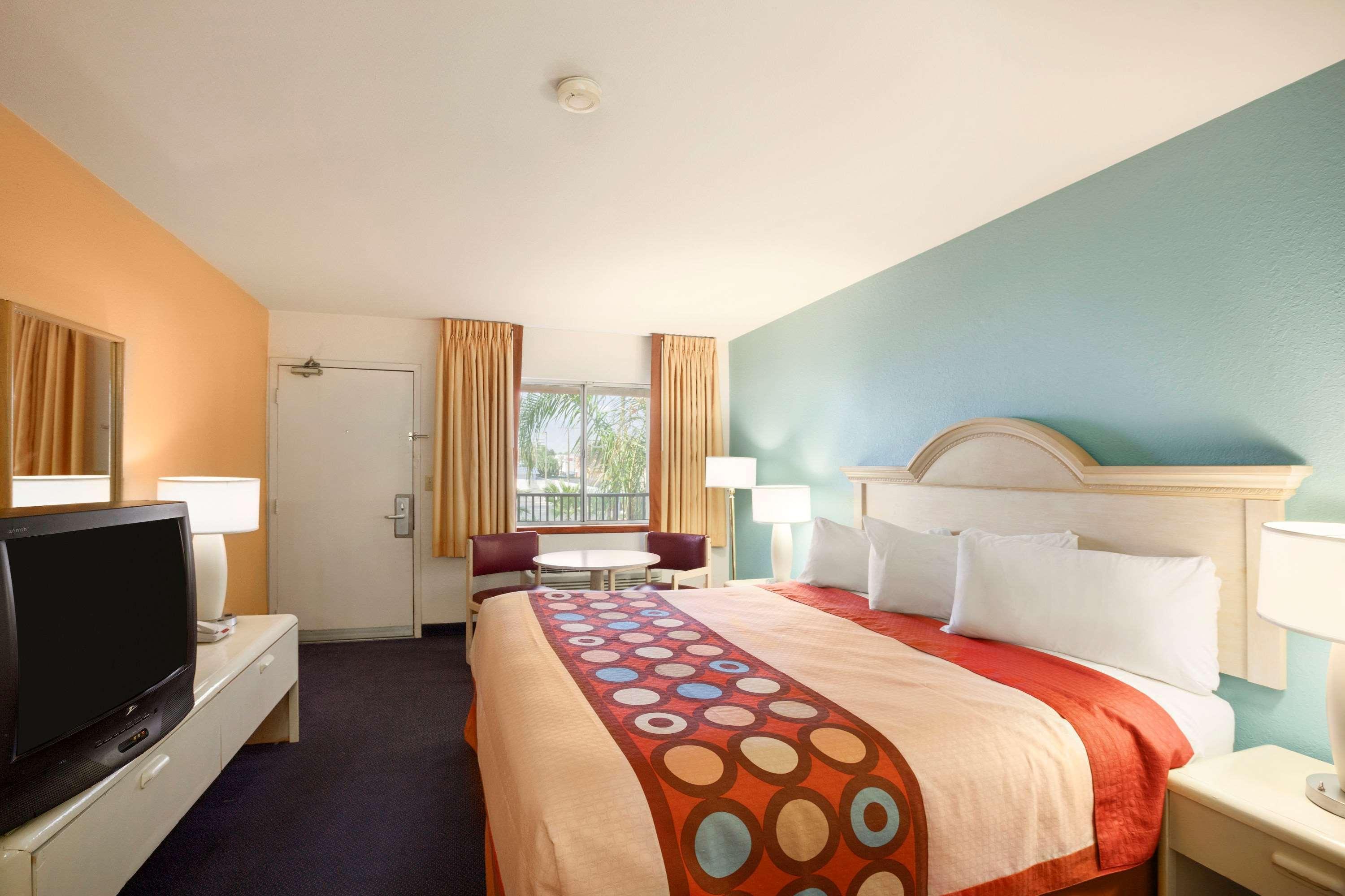 Super 8 By Wyndham Indio Ξενοδοχείο Εξωτερικό φωτογραφία