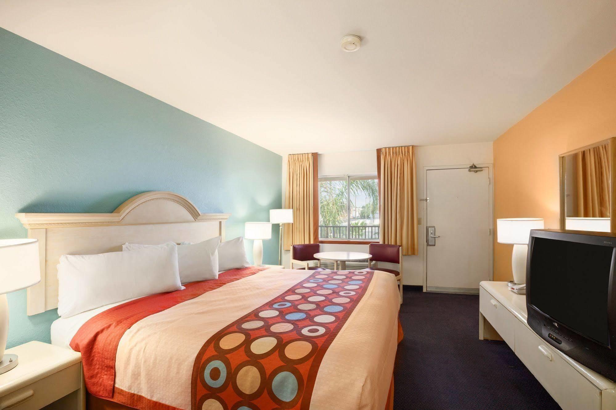 Super 8 By Wyndham Indio Ξενοδοχείο Εξωτερικό φωτογραφία